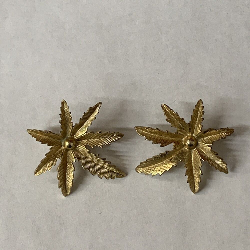 Vintage Signed Sarah Coventry Gold Tone Leaf Palm Clip On Earrings